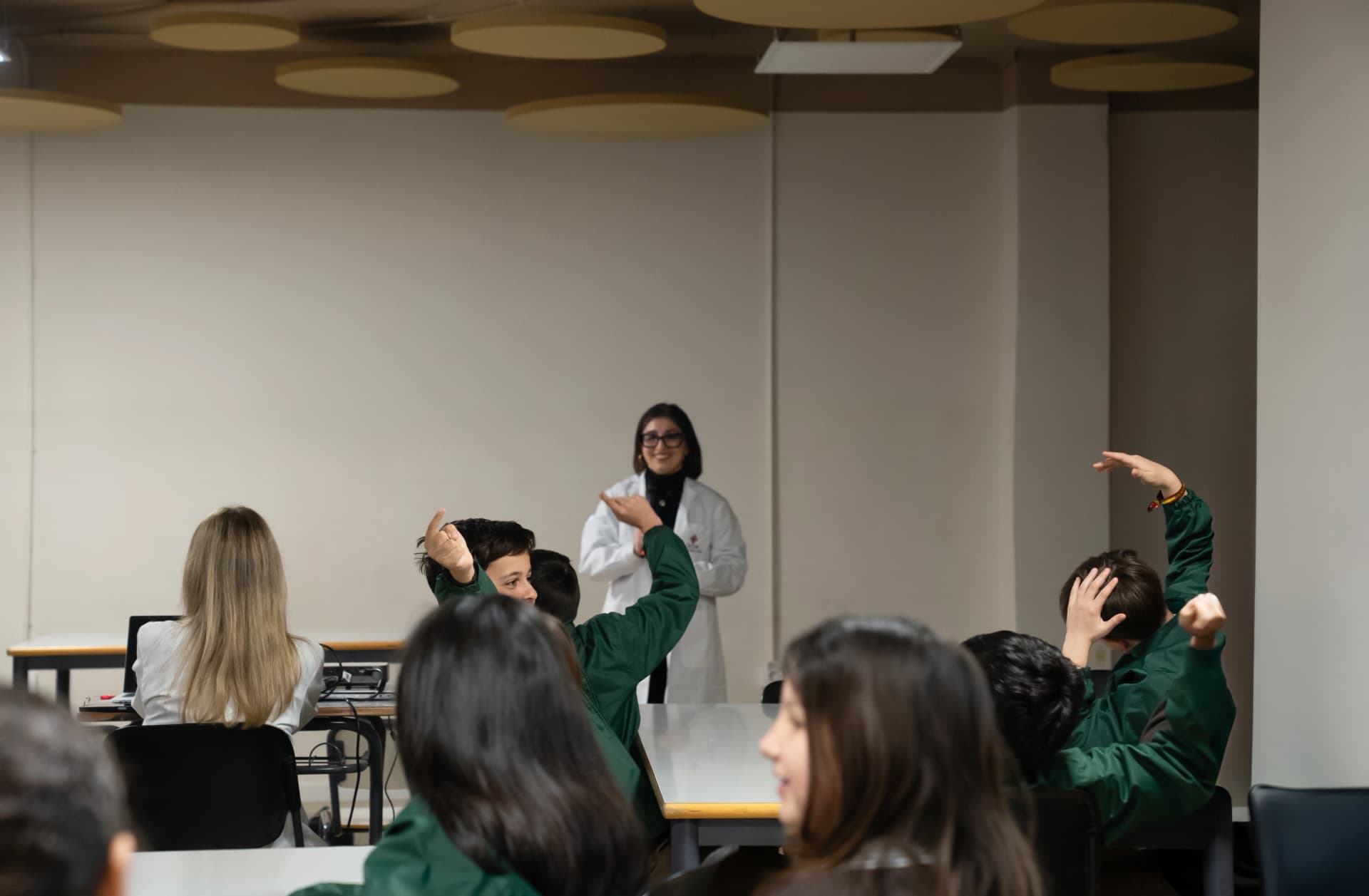 Power Electronics y el Colegio Sedaví se unen para celebrar el Día de la Niña y la Mujer en la Ciencia junto a la influencer científica Clara Inés